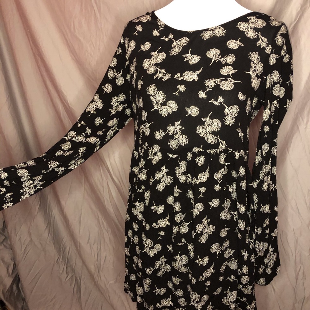 Daisy black and white dress